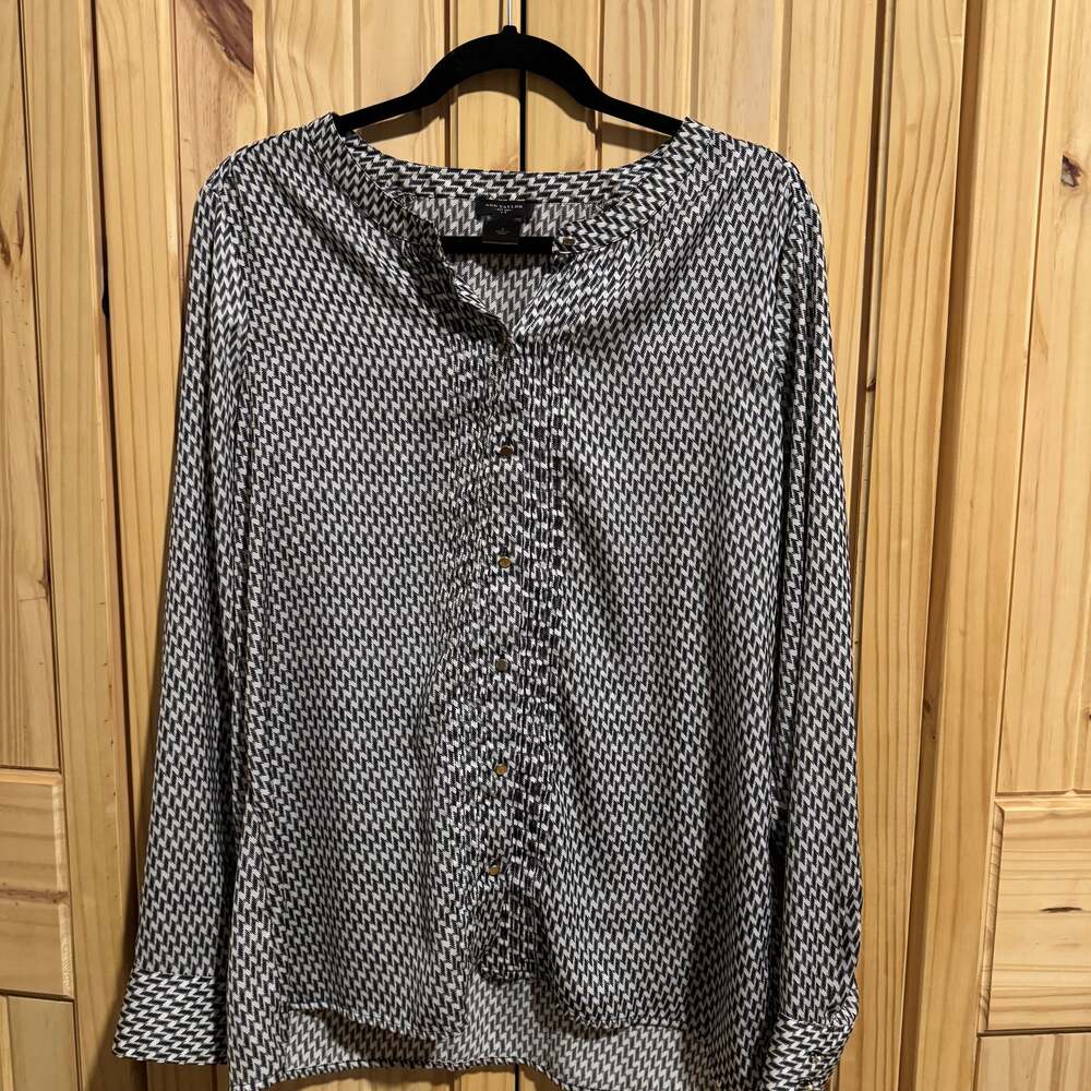 Ann Taylor Black and White Geometric Print Long Sleeve Button Down Blouse